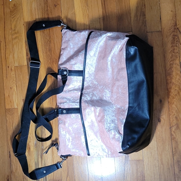 Madden Girl Crushed velvet barbie pink  weekender bag - Picture 1 of 14